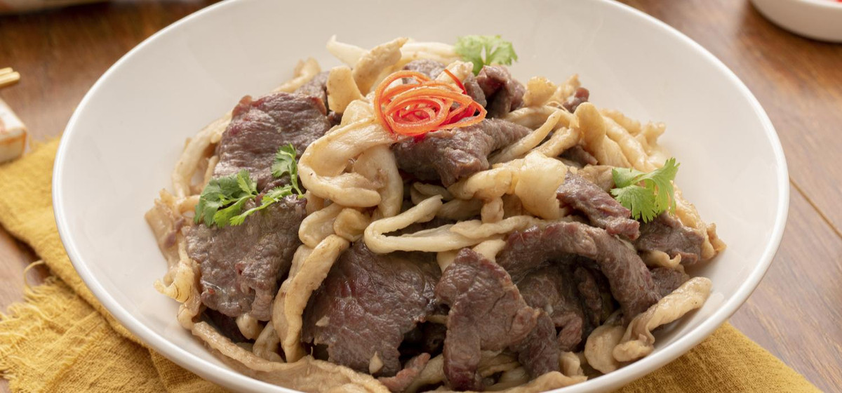 Củ cải khô xào thịt bò: Củ cải khô xào chay đã ngon, nhưng nếu thêm chút thịt bò thôi bạn sẽ có ngay một món ăn đầy dinh dưỡng. Củ cải khô cho vào ngâm với nước đến khi nở mềm thì vớt ra rửa sạch, để ráo. Thịt bò rửa sạch và thái thành lát mỏng, ướp cùng một chút bột nêm và bột canh trong khoảng 15 phút. Lưu ý để thịt mềm hơn bạn có thể cho thêm chút dầu ăn vào.