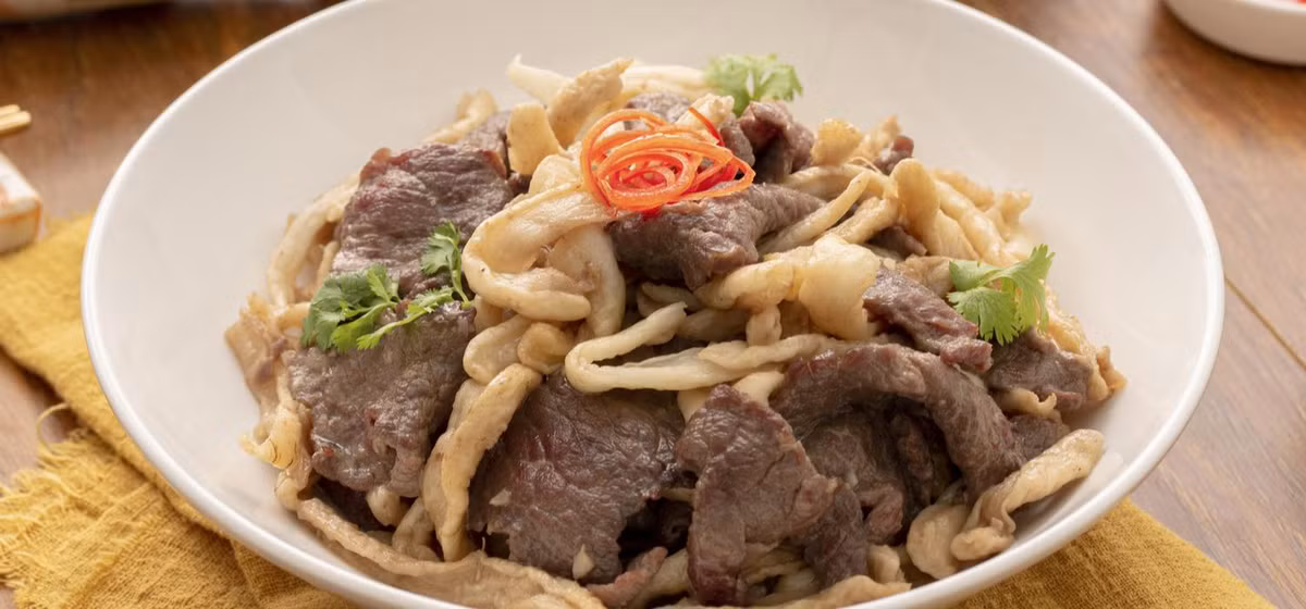 Củ cải khô xào thịt bò: Củ cải khô xào chay đã ngon, nhưng nếu thêm chút thịt bò thôi bạn sẽ có ngay một món ăn đầy dinh dưỡng. Củ cải khô cho vào ngâm với nước đến khi nở mềm thì vớt ra rửa sạch, để ráo. Thịt bò rửa sạch và thái thành lát mỏng, ướp cùng một chút bột nêm và bột canh trong khoảng 15 phút. Lưu ý để thịt mềm hơn bạn có thể cho thêm chút dầu ăn vào.