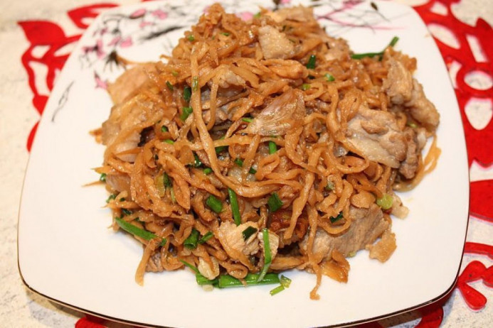 Hành tây bóc sạch vỏ, rửa sạch, thái sợi dài mỏng. Cà rốt gọt vỏ, rửa sạch rồi đem thái sợi nhỏ. Tỏi bóc vỏ, băm nhuyễn, cần tây và tỏi tây rửa sạch rồi cắt khúc vừa ăn.