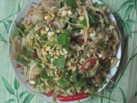 Nộm củ cải khô: Món ăn này vừa dai vừa giòn, thực sự thích hợp cho các bữa ăn gia đình. Củ cải khô luộc qua nước sôi, sau đó rửa sạch qua nước sôi để nguội, vắt ráo nước, dùng đũa làm tơi lên cho ráo hết nước. Nem tai cho ra đĩa, rửa rau thơm, rau mùi, ớt cay thật sạch, để ráo nước. Lạc rang lên, bỏ vỏ, giã nhỏ.