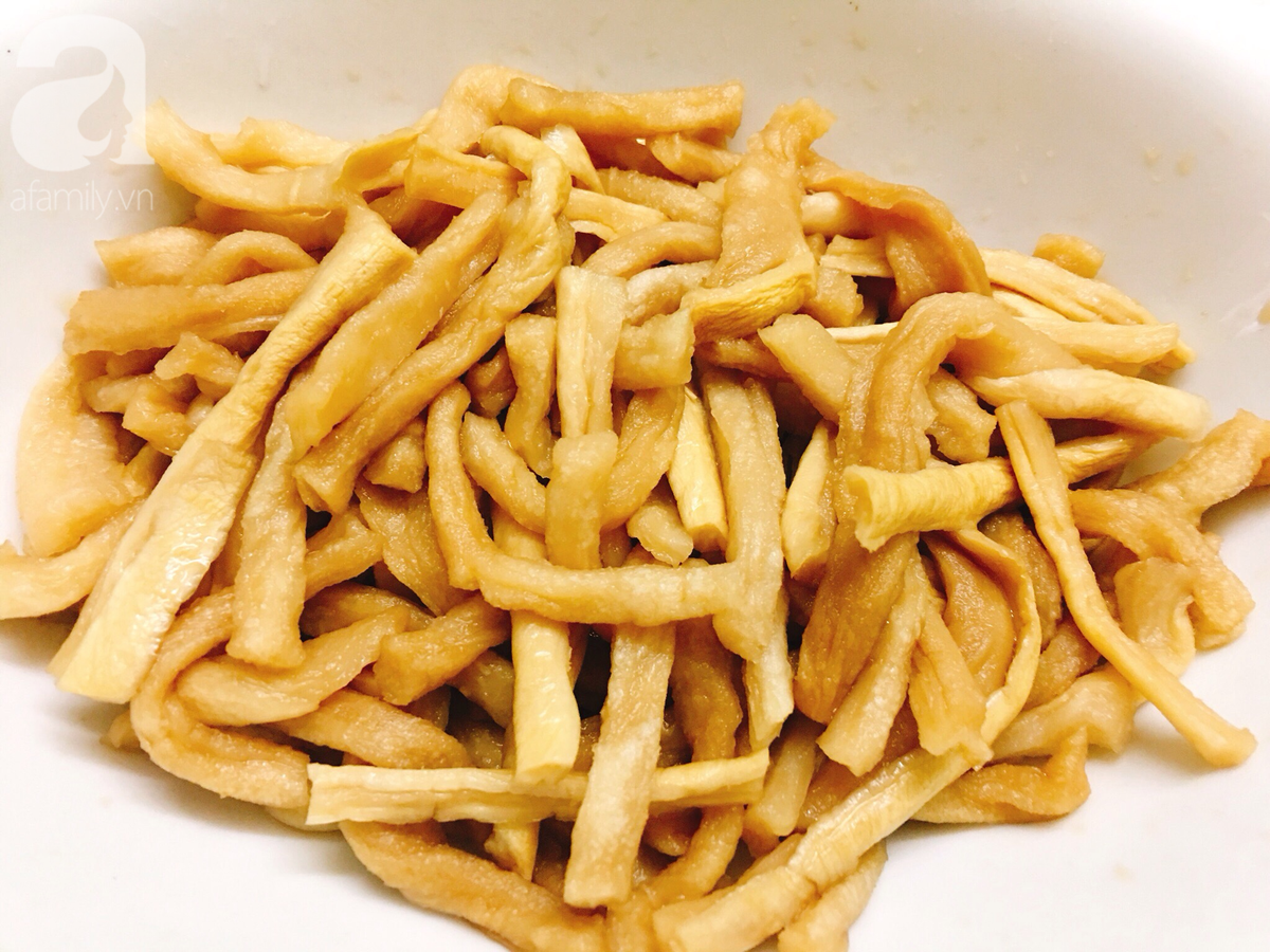 Củ cải khô xào trứng: Củ cải khô cho vào ngâm với nước đến khi mềm thì vớt ra, rửa sạch và để ráo nước. Tiếp đó, mộc nhĩ cũng cho vào ngâm đến khi nở, rồi rửa lại và thái sợi nhỏ.