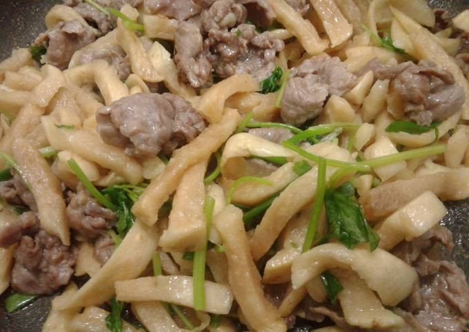 Chuẩn bị một chảo dầu nóng trên bếp, cho tỏi vào phi thơm rồi thêm thịt bò vào xào vừa chín thì trút riêng ra đĩa. Tiếp theo, bạn cho củ cải vào chảo, cho thêm một chút dầu hào để món ăn thêm hương vị và xào nhanh khoảng 5 phút. Sau đó, bạn bỏ cà rốt, hành tây vào xào trong vòng khoảng 1 phút nữa. Cuối cùng bạn cho thịt bò đã để riêng lúc trước cùng cần tây, tỏi tây vào chảo, đảo đều tay một lượt là có thể tắt bếp.