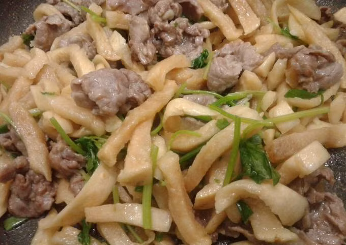 Chuẩn bị một chảo dầu nóng trên bếp, cho tỏi vào phi thơm rồi thêm thịt bò vào xào vừa chín thì trút riêng ra đĩa. Tiếp theo, bạn cho củ cải vào chảo, cho thêm một chút dầu hào để món ăn thêm hương vị và xào nhanh khoảng 5 phút. Sau đó, bạn bỏ cà rốt, hành tây vào xào trong vòng khoảng 1 phút nữa. Cuối cùng bạn cho thịt bò đã để riêng lúc trước cùng cần tây, tỏi tây vào chảo, đảo đều tay một lượt là có thể tắt bếp.