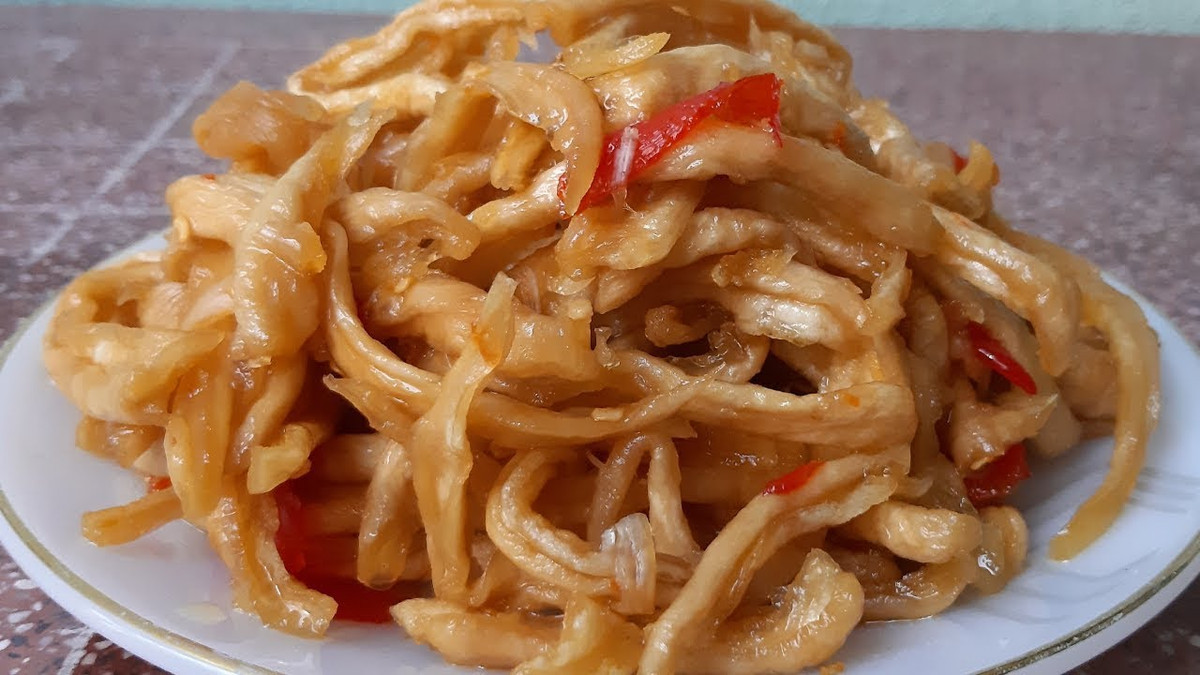 Củ cải khô xào chay: Món ngon từ củ cải khô này mềm mềm, dai dai, thơm phức ăn cùng cơm trắng chắc chắn sẽ khiến cả nhà thích mê. Để thực hiện món ăn, bạn ngâm củ cải khô với nước khoảng 15 phút. Sau đó, đem rửa lại với nước rồi để cho ráo. Ớt và gừng rửa sạch rồi băm nhỏ.