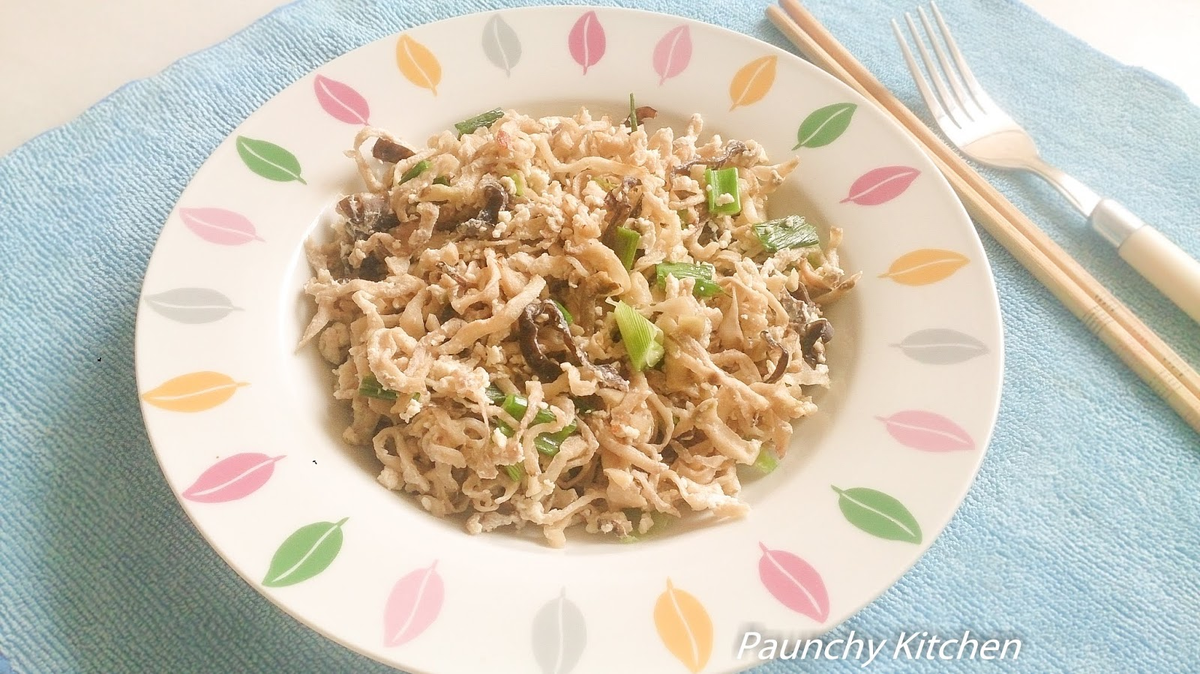 Bắc chảo lên bếp, khi dầu nóng thì cho tỏi vào phi vàng thơm, tiếp tục cho củ cải vào xào, thêm gia vị cho vừa ăn, đảo đều tay. Cuối cùng, đập trứng cho ra bát, đánh đều rồi đổ vào chảo đảo nhanh trong khoảng 1- 2 phút cho trứng chín là được. Để món ăn thơm hơn, màu sắc bắt mắt hơn bạn có thể cho thêm chút hành lá thái nhỏ vào.