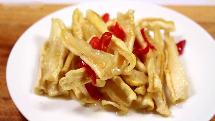 Tiếp theo, bạn thêm nước mắm chay, giấm và ớt vào bát củ cải rồi trộn đều và để trong khoảng 10 phút. Bạn nếm thử, nếu thấy món ăn đã đủ vị chua cay mặn ngọt là được. Bạn có thể điều chỉnh gia vị để phù hợp với khẩu vị.