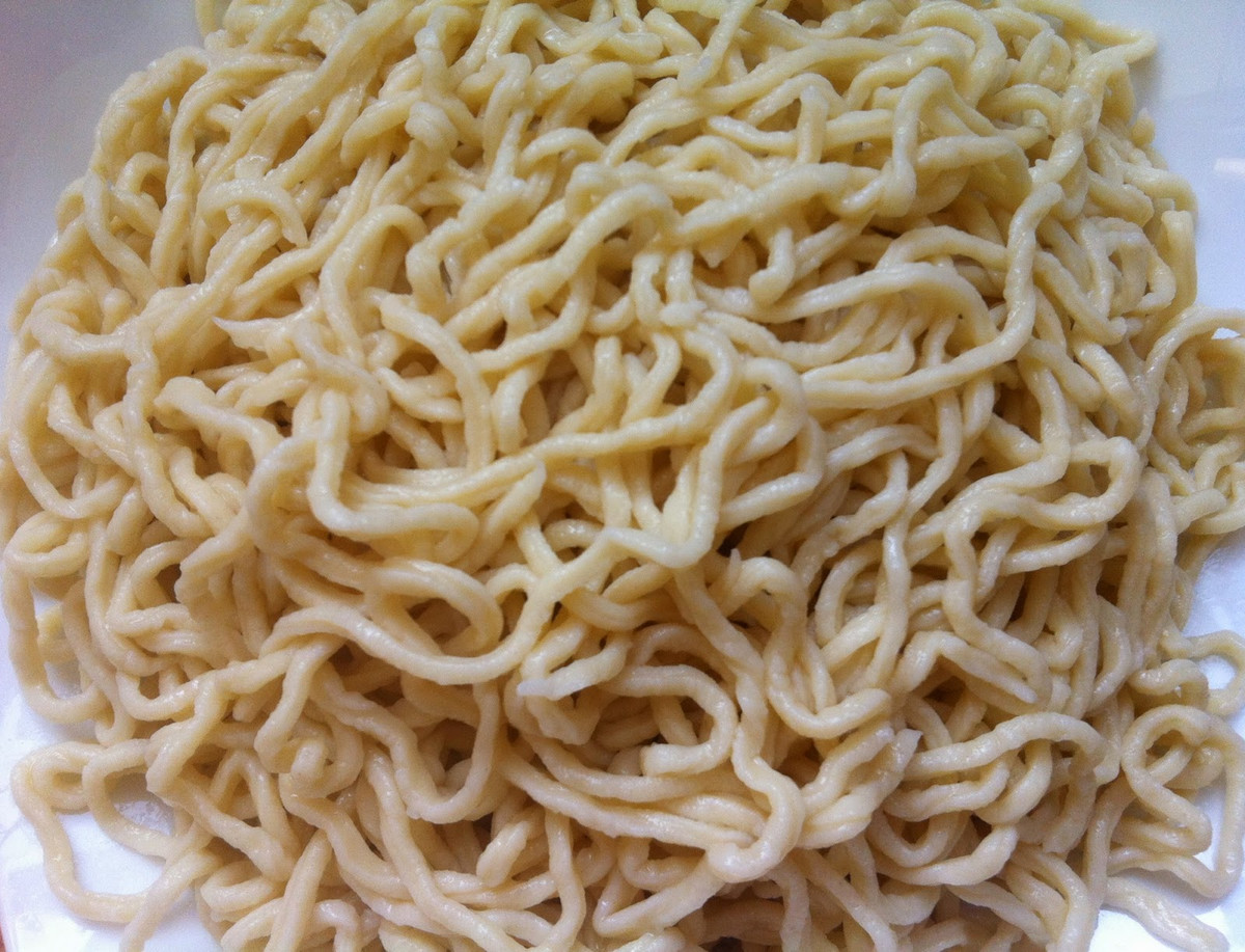 Củ cải khô sau đó được trộn gia vị gồm bột canh, mì chính cho thật ngấm, cho một thìa cà phê nước mắm thơm trộn lên, nếm vừa miệng. Sau đó cho đường vào trộn tiếp cho đậm đà đồng thời cho ớt cay và vắt chanh vào.