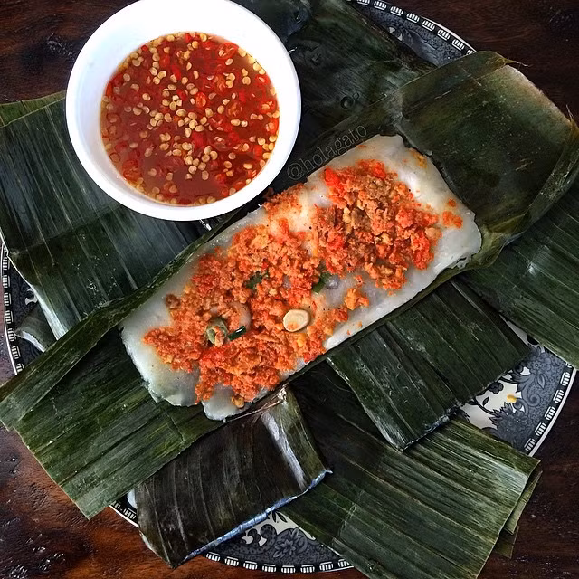 Bánh nậm xứ Huế được làm từ bột gạo, bột năng, tôm… nhưng cầu kỳ từ việc chọn nguyên liệu cho đến hấp bánh đều không giống các nơi khác.