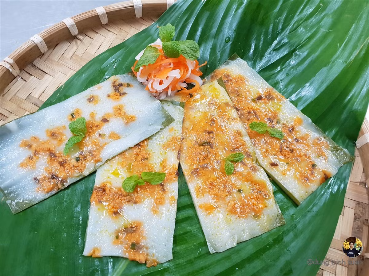 Tôm để làm nhân bánh được lựa chọn loại còn tươi nguyên, sống ở cửa sông, vừa rẻ lại đậm đà vị phù sa của đồng ruộng. Tôm mang về cắt bỏ đầu, đuôi, làm cho sạch sẽ. Tỉ mỉ băm nhỏ từng con tôm rồi ướp cùng thịt băm, chút gia vị, tiêu chừng mươi phút cho thấm.