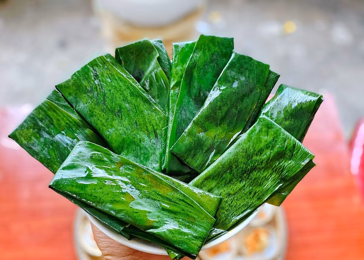 Khi đã chuẩn bị xong mọi loại nguyên liệu, người làm bánh sẽ múc bột dàn đều lên trên lá chuối, cho nhân vào giữa rồi gấp hai mép lá chuối lại, bẻ hai đầu rồi vuốt nhẹ để bột chảy đều trong khuôn lá để tạo hình cho đẹp.