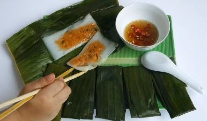 Bánh nậm sau khi hấp sẽ được để cho nguội bớt rồi mới dùng với nước mắm chua ngọt có vị cay khá mạnh.