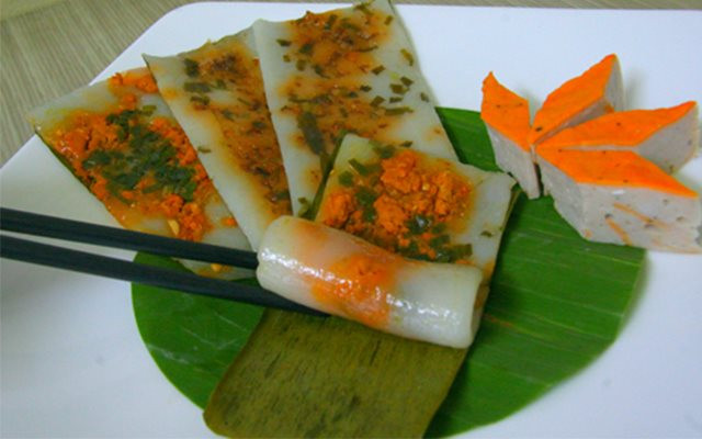 Bắc chảo phi thơm dầu với hành tỏi rồi cho tôm, thịt vào xào thật nhanh tay để tôm, thịt tơi nhỏ không vón cục. Nêm nếm sao cho vừa miệng. Cho thêm bột màu điều vào để nhân có màu đỏ đẹp. Khi nhân chín, tơi ráo thì tắt bếp, thêm hành đã cắt thật nhỏ vào.