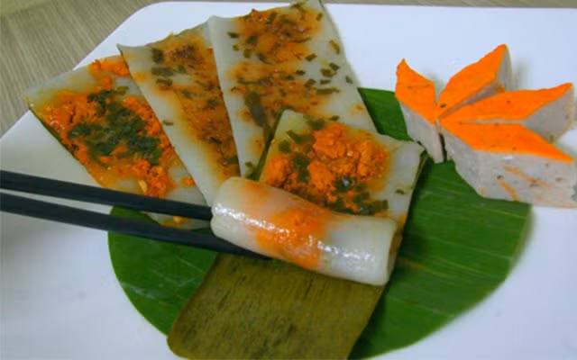 Bắc chảo phi thơm dầu với hành tỏi rồi cho tôm, thịt vào xào thật nhanh tay để tôm, thịt tơi nhỏ không vón cục. Nêm nếm sao cho vừa miệng. Cho thêm bột màu điều vào để nhân có màu đỏ đẹp. Khi nhân chín, tơi ráo thì tắt bếp, thêm hành đã cắt thật nhỏ vào.