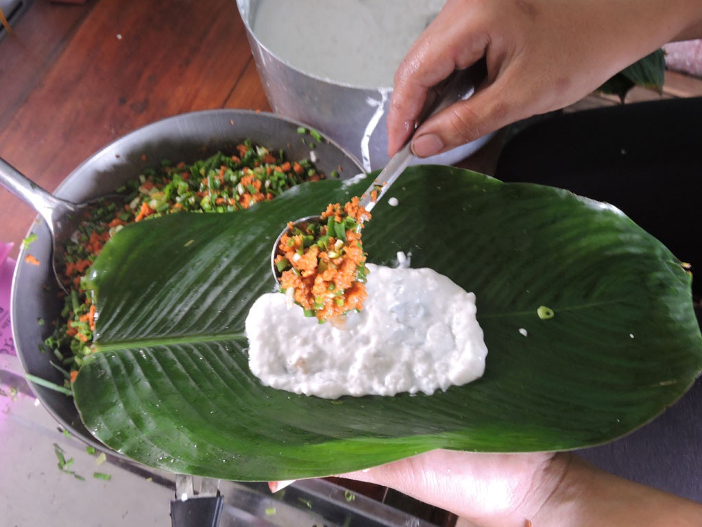 Khâu tạo hình và gói bánh cũng khá quan trọng. Lá dong rửa sạch, để ráo. Hơ lá trên lửa trước khi quét xíu dầu phộng.