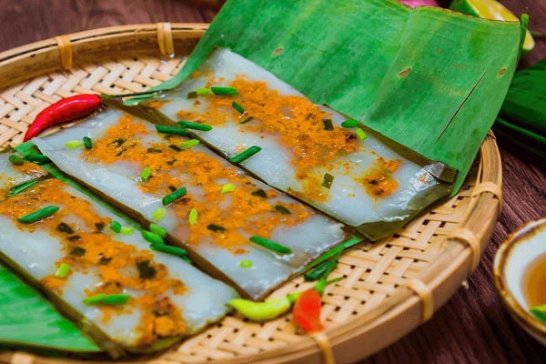 Khâu quyết định đến dáng hình và màu sắc của món đặc sản Huế này là khuấy bột. Bột được khuấy thật kỹ với tỷ lệ nước phù hợp sao cho dẻo, mịn màng, không bị lợn cợn, rồi cho tất cả vào nồi bắc lên bếp hạ nhỏ lửa. Vừa nấu vừa khuấy nhanh tay cho tới khi bột hơi sánh lại thì tắt bếp.