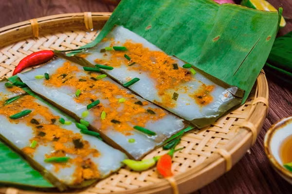 Khâu quyết định đến dáng hình và màu sắc của món đặc sản Huế này là khuấy bột. Bột được khuấy thật kỹ với tỷ lệ nước phù hợp sao cho dẻo, mịn màng, không bị lợn cợn, rồi cho tất cả vào nồi bắc lên bếp hạ nhỏ lửa. Vừa nấu vừa khuấy nhanh tay cho tới khi bột hơi sánh lại thì tắt bếp.