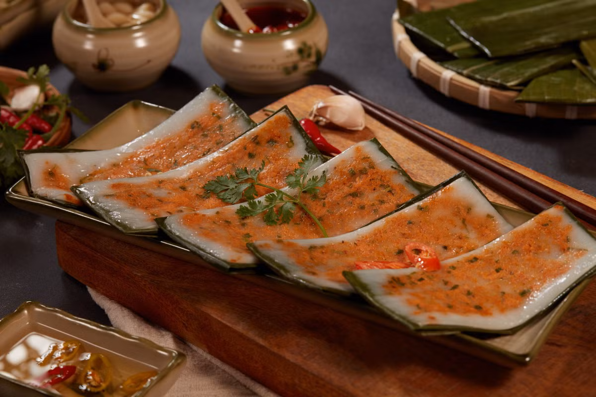 Cuối cùng xếp những chiếc bánh nậm xinh xắn vào nồi hấp cách thủy, chừng 15 phút là bánh chín.