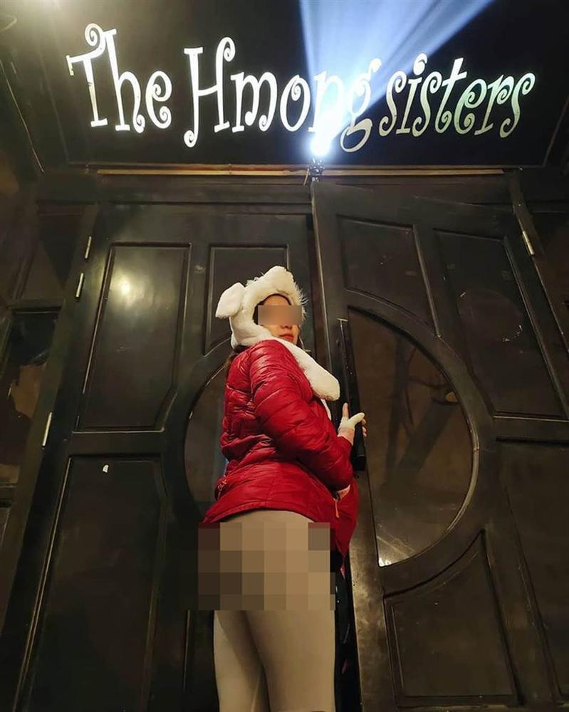 Trước những lời chỉ trích kịch liệt của cộng đồng mạng, người phụ nữ vẫn thản nhiên khoe vòng 3 nóng bỏng bằng chiếc quần tất mỏng tang như giấy.