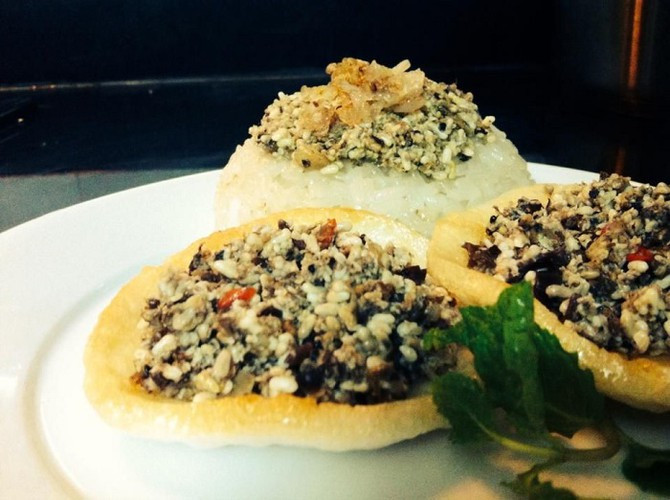 Xôi trứng kiến: Với người dân tộc Tày vùng núi Tây Bắc, trứng kiến chính là nguồn nguyên liệu tuyệt vời để nấu thành món xôi vang danh một vùng. Đây chính là món ăn từ trứng kiến chỉ có vào thời điểm cuối xuân, từ tháng 3 đến tháng 4 âm lịch hàng năm.