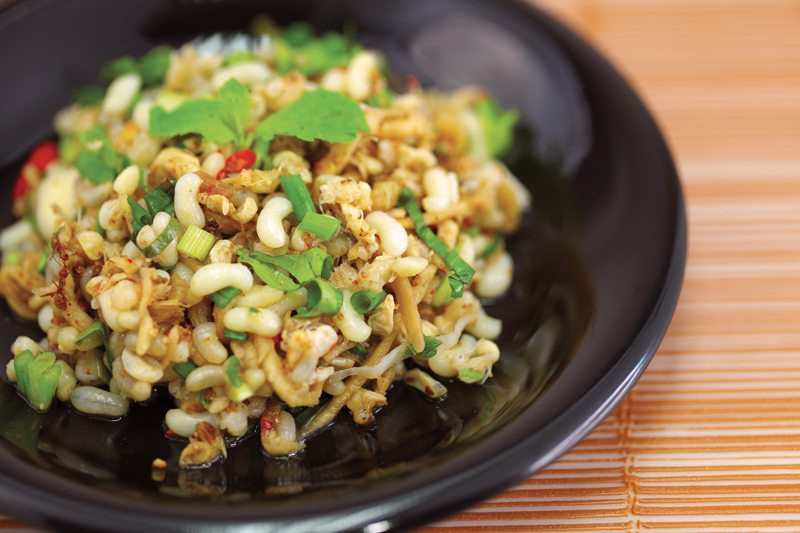 Trứng kiến có độ sệt tương tự như pho mát, hương vị béo ngậy như bơ. Vì hương vị tinh tế và nhẹ nhàng, trứng kiến thường không dễ bị nhầm lẫn khi trộn lẫn với các hương vị mạnh khác. Chúng có kết cấu ngon ngọt và vị sữa, khi nấu chín có vị của pho mát hơi chua.