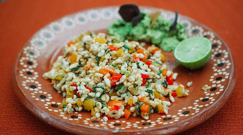 Ngoài ra, Mexico còn có món trứng kiến cực kỳ nổi tiếng. Escamol là trứng kiến và ấu trùng kiến của người Mexico, chúng nổi tiếng và hiếm tới mức được mệnh danh là "caviar sa mạc" (trứng cá sa mạc) ở đất nước Trung Mỹ này. Đây thật sự là một món ngon sang trọng, rất được ưa chuộng ở Mexico.