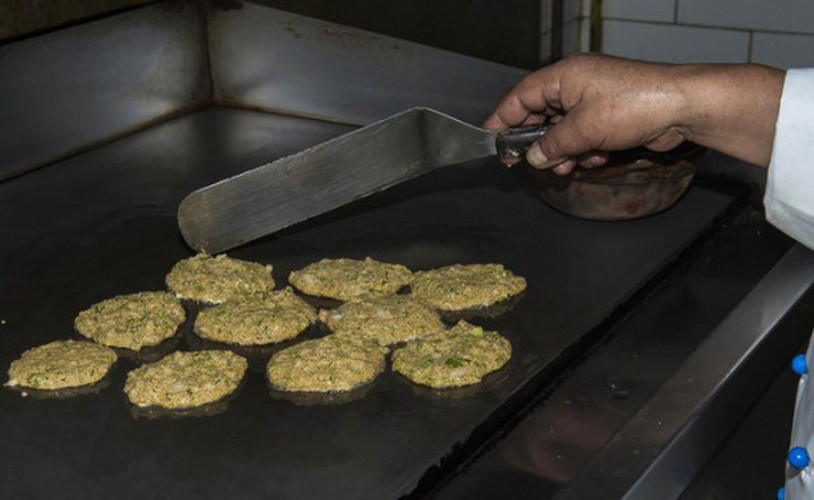 Ở các nhà hàng truyền thống của Mexico, trứng muỗi là món ăn không thể thiếu trong thực đơn. Trứng muỗi được dùng làm nguyên liệu của rất nhiều món ăn tại Mexico và cách chế biến món ăn từ trứng muỗi cũng vô cùng đa dạng.