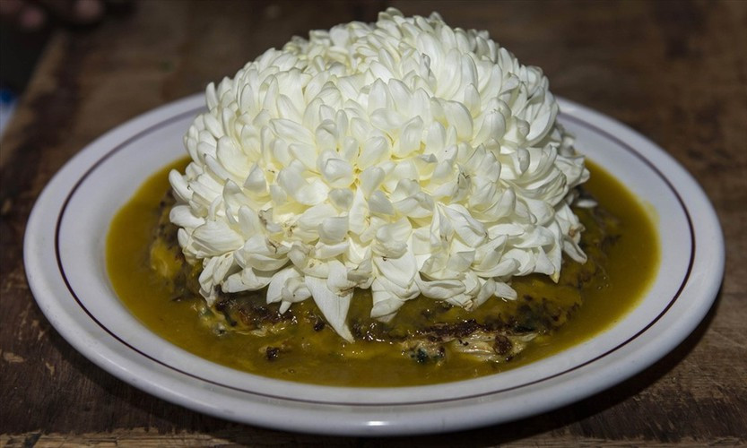 Món ăn từ trứng muỗi phổ biến nhất tại Mexico là trứng muỗi hoa cúc, người ta nấu trứng muỗi với hoa cúc, hành tây, bơi và tôm càng nhỏ. Mặc dù các loại nguyên liệu tưởng chừng như chẳng liên quan gì đến nhau, nhưng qua bàn tay khéo léo của các đầu bếp, món ăn thành phẩm mang hương vị rất đậm đà, mùi thơm phức vô cùng kích thích.