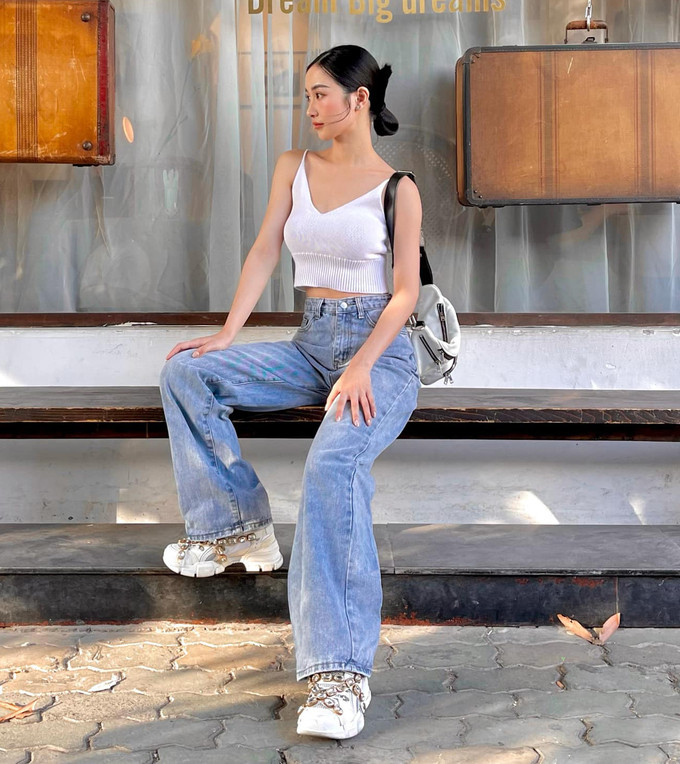 Chỉ cần tanktop hở eo cơ bản và quần jeans cạp cao, Jun Vũ đã có set đồ rất khỏe khoắn, mát mẻ dạo phố mùa hè. Ảnh: IG, IT.