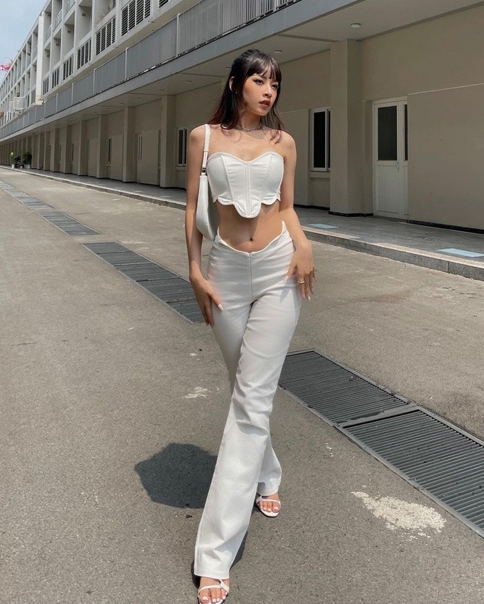 Diện cả "cây" đồ trắng, Chi Pu khai thác lợi thế eo thon với crop top và quần ống loe ton sur ton.