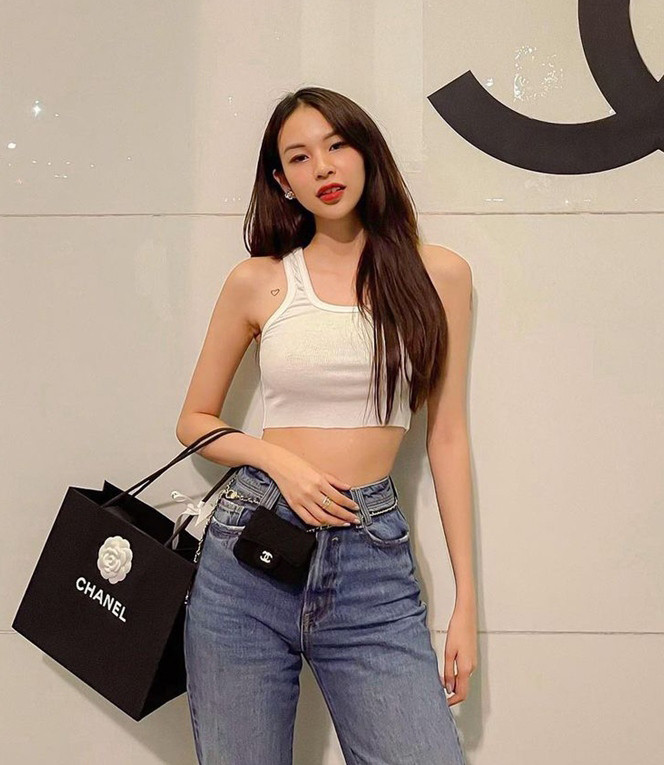 Phí Phương Anh lựa chọn áo tanktop kết hợp cùng quần jeans thụng khoe vóc dáng mảnh mai.