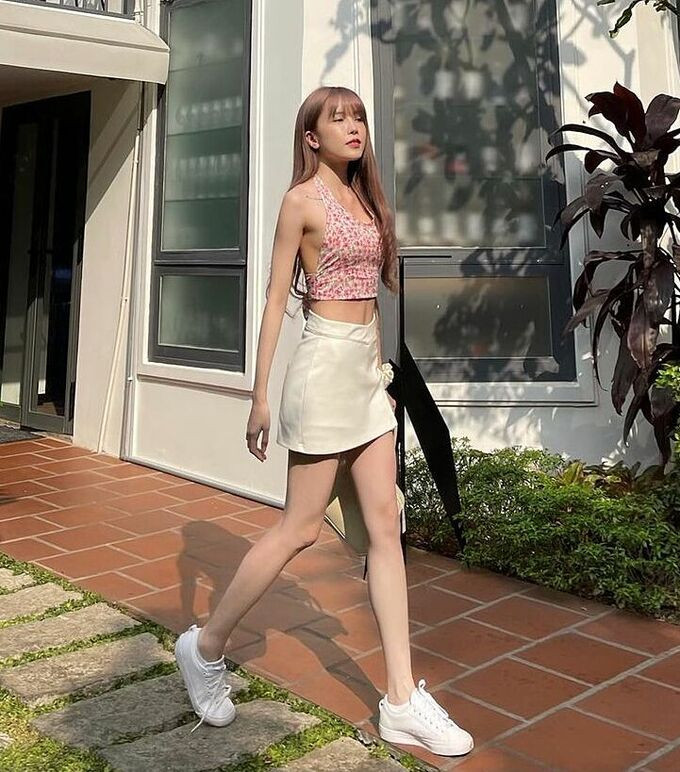 Áo yếm và chân váy mini tôn lên vóc dáng nuột nà của Thiều Bảo Trâm.