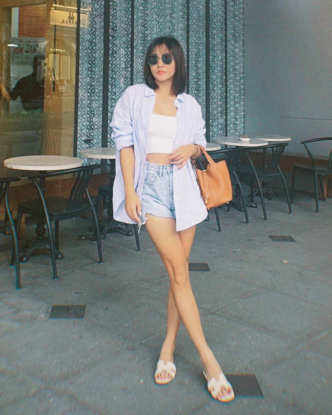 Văn Mai Hương khéo léo diện croptop cùng quần shorts và khoác thêm một chiếc sơ mi oversized bên ngoài.