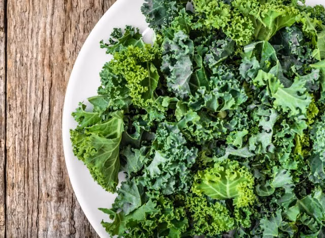 3. Cải xoăn: Loại rau xanh thuộc họ cải này chứa nhiều chất dinh dưỡng tăng cường sức khỏe như vitamin A, phốt pho và vitamin B như folate và nó chứa gấp đôi vitamin C so với rau cải bó xôi. Một nghiên cứu trên tạp chí Bệnh tim mạch JRSM cho thấy rằng việc tiêu thụ nhiều rau lá xanh và rau họ cải (như cải xoăn) hàng ngày làm giảm đáng kể tỷ lệ mắc một số loại bệnh tim mạch, nguyên nhân gây tử vong hàng đầu ở phụ nữ ở Mỹ.