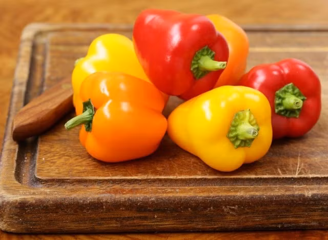 7. Quả ớt chuông: Nhờ hợp chất tăng cường trao đổi chất, dihydrocapsiate và hàm lượng vitamin C cao, ớt chuông xanh và đỏ có thể giúp bạn giảm cân. Hàm lượng vitamin C của thực phẩm này giúp chống lại các hormone gây căng thẳng kích thích sự tích trữ chất béo quanh vùng bụng.