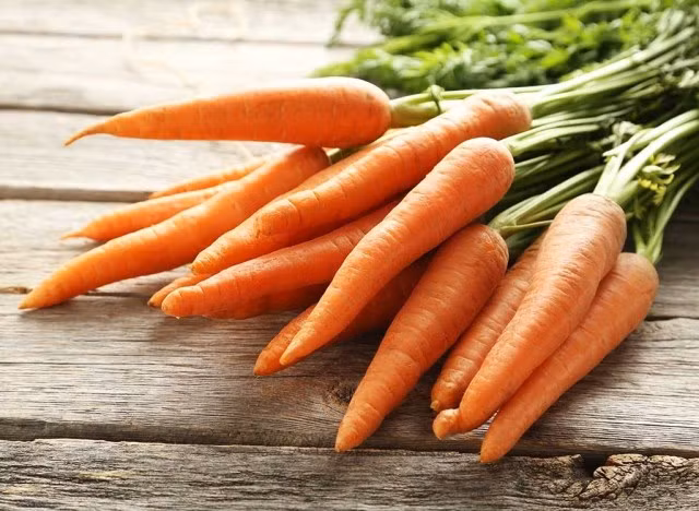 9. Cà rốt: Cà rốt là một nguồn tuyệt vời của vitamin A, vitamin C, vitamin K, kali và chất xơ. Beta-carotene trong cà rốt cũng giúp giảm nguy cơ phát triển một số loại ung thư như ung thư vú, ung thư phổi.
