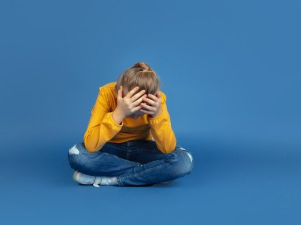 Vitamin D: Các chuyên gia nói rằng thiếu vitamin D có liên quan đến chứng sa sút trí tuệ và chứng tự kỷ. Loại vitamin này đặc biệt quan trọng trong việc hấp thụ canxi trong cơ thể và duy trì mật độ xương. Nếu bạn không nhận được đủ ánh sáng mặt trời buổi sáng và chế độ ăn cũng thiếu nguồn vitamin D, bạn có thể có nguy cơ cao bị trầm cảm. Nguồn thực phẩm cung cấp vitamin D bao gồm cá, các sản phẩm từ sữa và trứng.