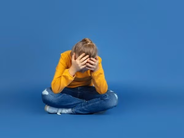 Vitamin D: Các chuyên gia nói rằng thiếu vitamin D có liên quan đến chứng sa sút trí tuệ và chứng tự kỷ. Loại vitamin này đặc biệt quan trọng trong việc hấp thụ canxi trong cơ thể và duy trì mật độ xương. Nếu bạn không nhận được đủ ánh sáng mặt trời buổi sáng và chế độ ăn cũng thiếu nguồn vitamin D, bạn có thể có nguy cơ cao bị trầm cảm. Nguồn thực phẩm cung cấp vitamin D bao gồm cá, các sản phẩm từ sữa và trứng.