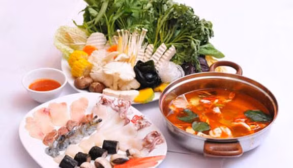 Để nấu nước lẩu, đầu tiên bạn thả lá chanh, sả vào nồi nước lẩu đã đun sôi. Sau đó thêm gia vị lẩu Thái và gia vị cho vừa miệng. Tôm, ngao, mực rửa sạch. Mực cắt miếng vuông khoảng 4cm x 4cm, dùng mũi dao khía các đường chéo trên miếng mực. Vậy là đã chuẩn bị xong nguyên liệu, giờ chỉ cần bắc bếp đặt ra bàn và chuẩn bị ăn thôi.