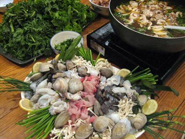 Lẩu hải sản: Đây cũng là một trong những món lẩu giải ngấy sau Tết. Với thời tiết lạnh như thế này thì khi chế biến các món ăn thông thường lẩu sẽ rất nhanh chóng bị nguội và lại còn tanh nữa. Vì thế, các bạn hãy dùng hải sản để nấu lẩu vừa thơm ngon vừa nóng hổi mà không ngấy.