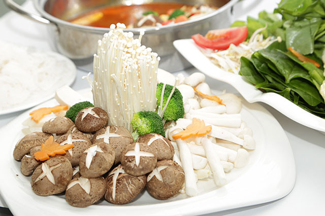 Lẩu nấm: Món lẩu được nhiều người lựa chọn để giải ngấy bởi hương vị thanh mát, nhiều chất dinh dưỡng. Không cần chế biến cầu kì, người ăn chỉ cần chuẩn bị một nồi nước dùng từ xương và các loại nấm theo sở thích như kim châm, nấm đùi gà... là đã tạo ra một nồi nước lẩu ngon tuyệt.