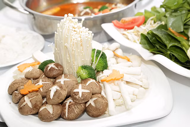 Lẩu nấm: Món lẩu được nhiều người lựa chọn để giải ngấy bởi hương vị thanh mát, nhiều chất dinh dưỡng. Không cần chế biến cầu kì, người ăn chỉ cần chuẩn bị một nồi nước dùng từ xương và các loại nấm theo sở thích như kim châm, nấm đùi gà... là đã tạo ra một nồi nước lẩu ngon tuyệt.