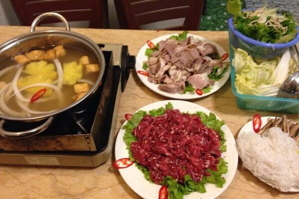 Để chế biến nước lẩu, lấy nước cốt dứa đổ vào nồi cùng với 2 bát nước hầm xương, nước dừa, hành tây, 1/3 bát dấm, nêm thêm bột nêm và gia vị nếu cần cho vừa miệng, thả thêm sả vào đun sôi rồi để lửa vừa khoảng 5 phút. Khi ăn, nhúng thịt bò và rau vào thưởng thức.