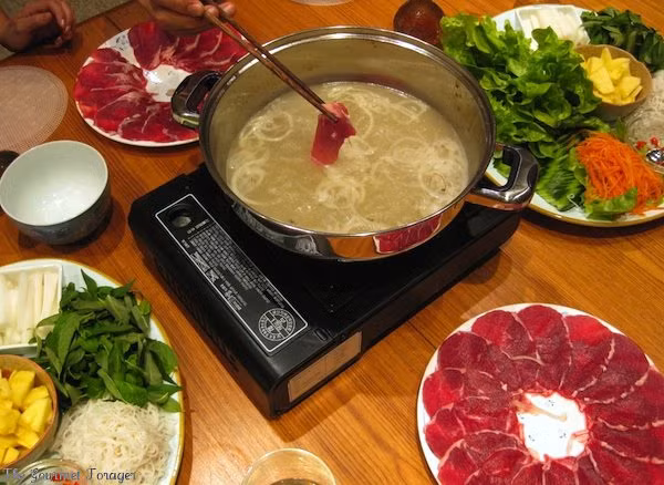 Lẩu bò nhúng dấm: Sự kết hợp giữa thịt bò, các loại rau và hương vị lẩu chua nhẹ giúp kích thích hệ tiêu hóa của bạn. Khi ăn, thịt bò thường được nhúng qua nước lẩu thơm phức, sau đó cuốn cùng các loại rau sống và bánh tráng. Vị chua lạ miệng khiến món lẩu trở thành lựa chọn của nhiều người sau mỗi dịp Tết.