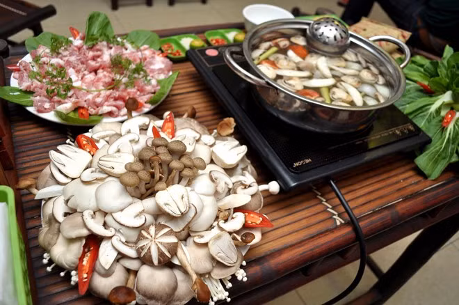 Để nấu nước lẩu, bạn dùng nước luộc gà rồi cho thêm hồng sâm, hoài sơn và nấm đông cô vào nấu chung. Nấu được khoảng 15 đến 20 phút thì bạn cho tiếp kỳ tử và táo đỏ. Nấu thêm một chút bạn nêm nếm nước lẩu vừa ăn. Sau khi nước lẩu nêm nếm xong, bạn cho nước lẩu ra nồi và nhúng nấm thưởng thức.