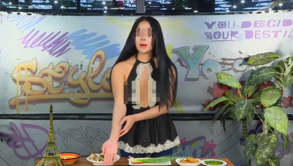 Tuy tiêu đề các video đều có nội dung là hướng dẫn nấu ăn nhưng thay vì bận những bộ đồ bình thường kín đáo khi xuất hiện trước công chúng thì cô gái này lại ăn mặc hớ hênh gây "nhức mắt".