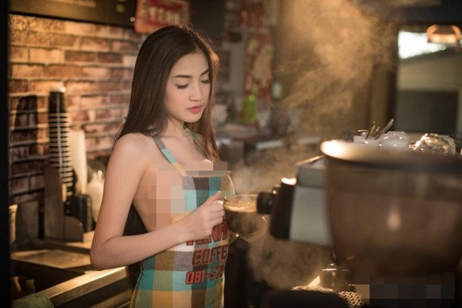 Mặc duy nhất chiếc tạp dề, không cả nội y hay đồ bảo hộ bên trong là cách để các cô gái thu hút người xem trên Youtube cá nhân.