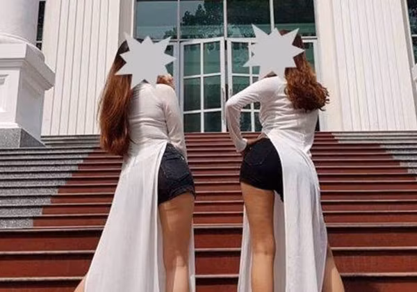 Hai nữ sinh gây bức xúc dân mạng vì vô tư tạo dáng sau khi mix áo dài với quần đùi.