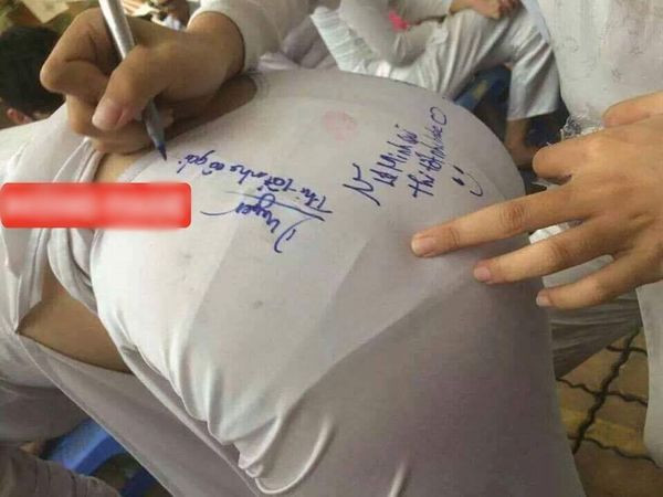 Nữ sinh mặc áo dài mỏng tanh, lại để bạn ký lên chỗ nhạy cảm.