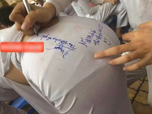 Nữ sinh mặc áo dài mỏng tanh, lại để bạn ký lên chỗ nhạy cảm.