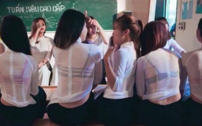 Có nhiều nữ sinh hồn nhiên chọn nội y màu nổi bật khi mặc với áo dài trắng, mỏng manh.